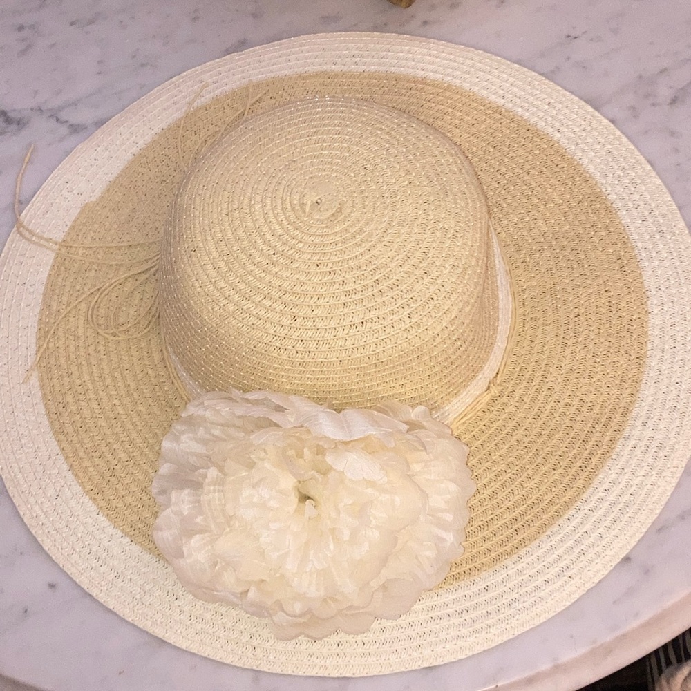 Sun hat with large flower